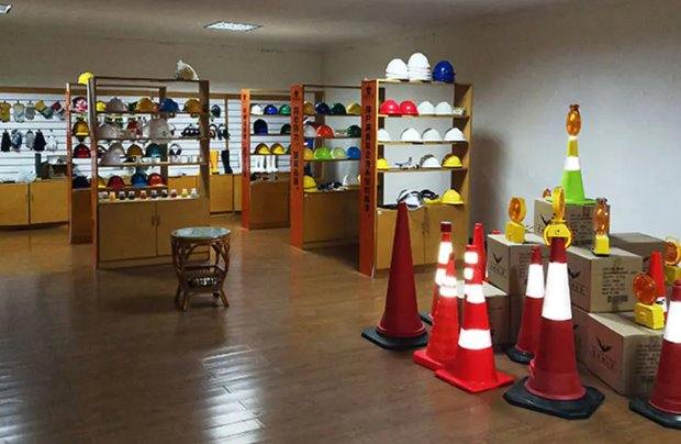 SH123 Stable Safety Helmet and product range displayed at Ningbo Hoyoung Safety Products showroom